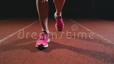 运动员在运动场地的跑道上垫上运动垫，在慢速运动中奔跑